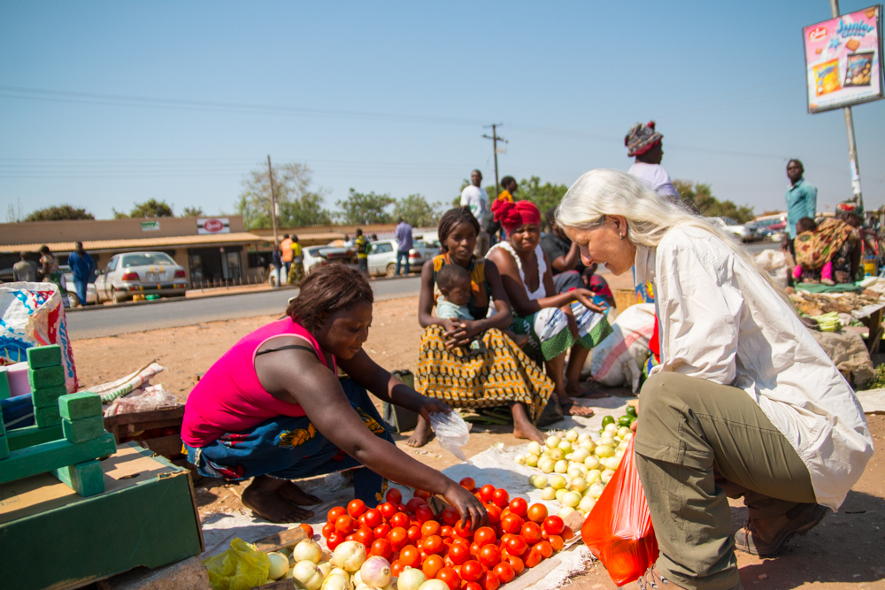 Einkaufen in Sambia - Marktfrauen im Gespräch mit Petra