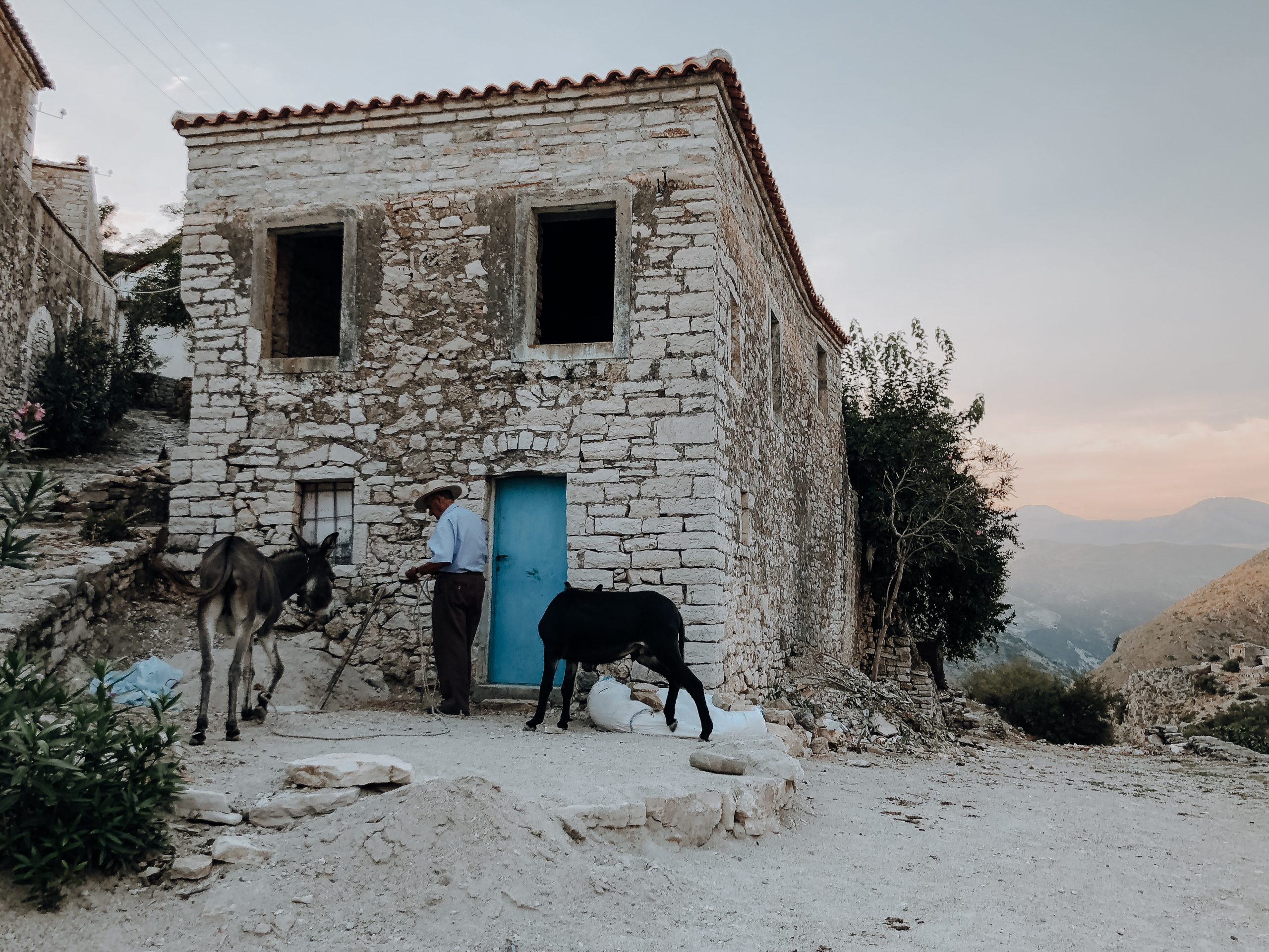 typisches Dorf in Albanien - Albanien Urlaub mit Kindern 