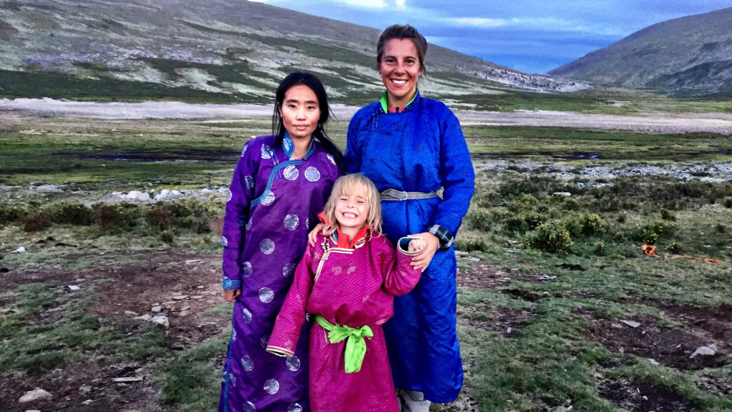 Mongolei mit Kind - Tracht in der Mongolei