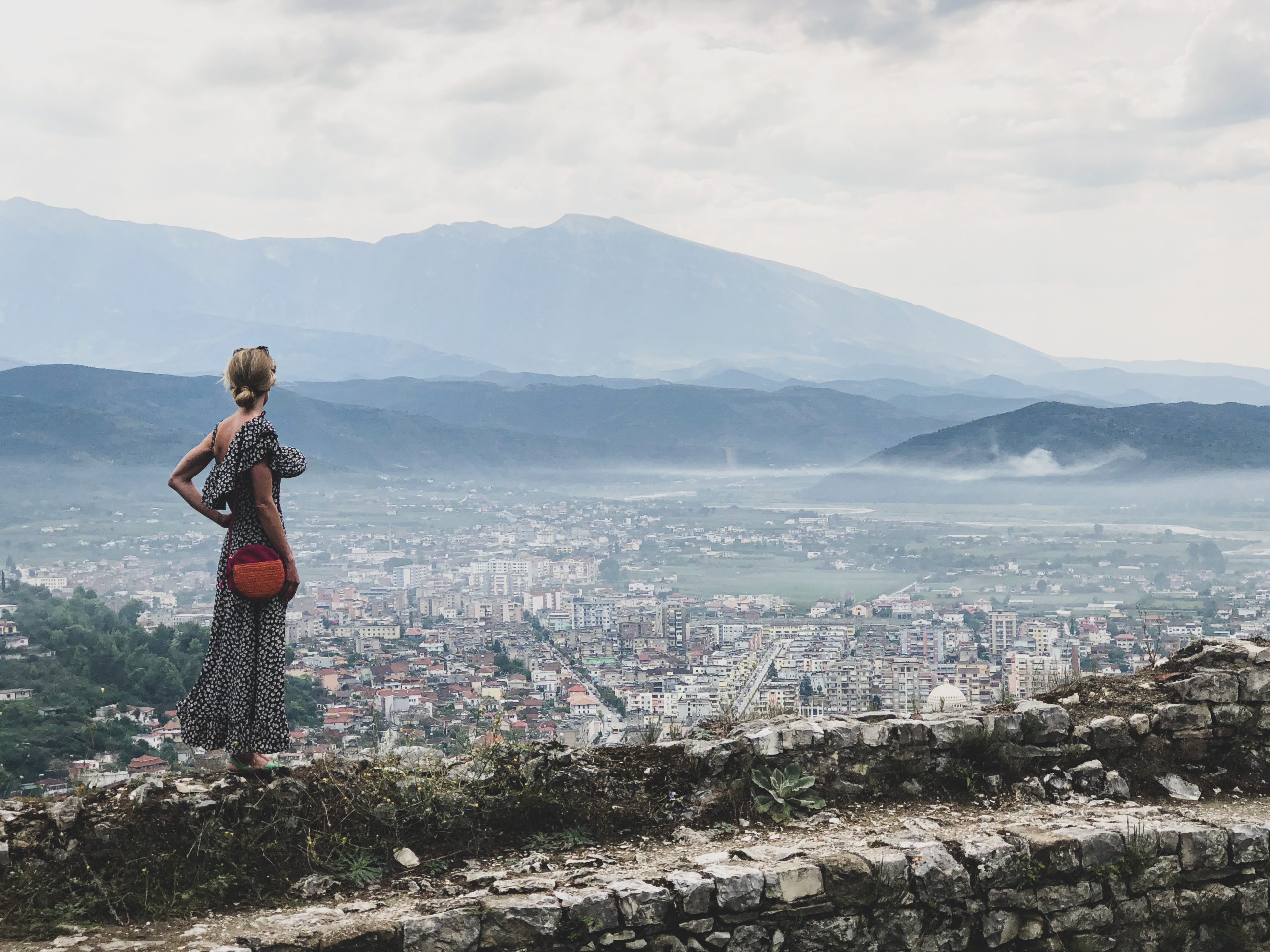 Blick über Albanische Stadt - Familienreise