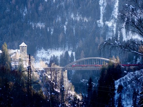 Zug-Panoroma-Strecke Arlbergbahn an der Trisannabruecke und Schloss Wiesberg