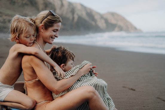 Frau mit zwei Kindern badet am Strand  Playa De Arguamul auf La Gomera 