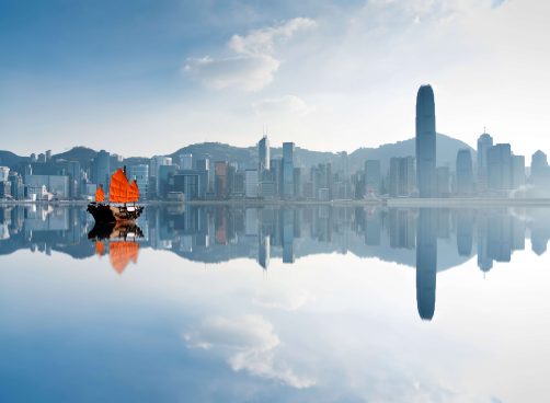 Eine Dschunke im Hafen von Hongkong - Städtetrip mit Stranderholung in der Repulse Bay