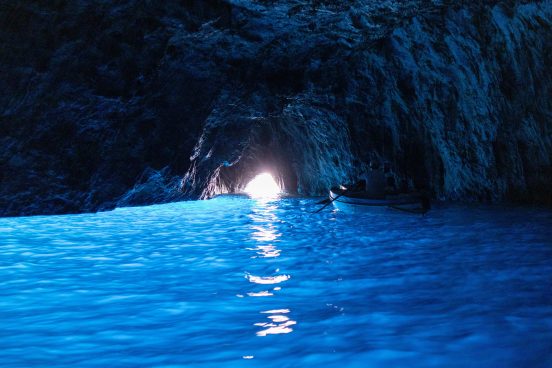 Grottenbesichtigung in der Grotta Azzurra auf Capri in Italien