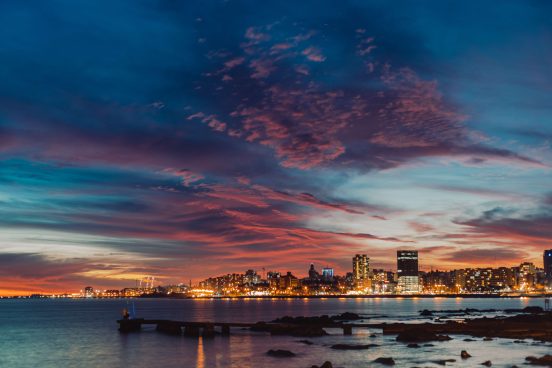 Blick auf die Skyline von Montevideo mit Stränden - Uruguay