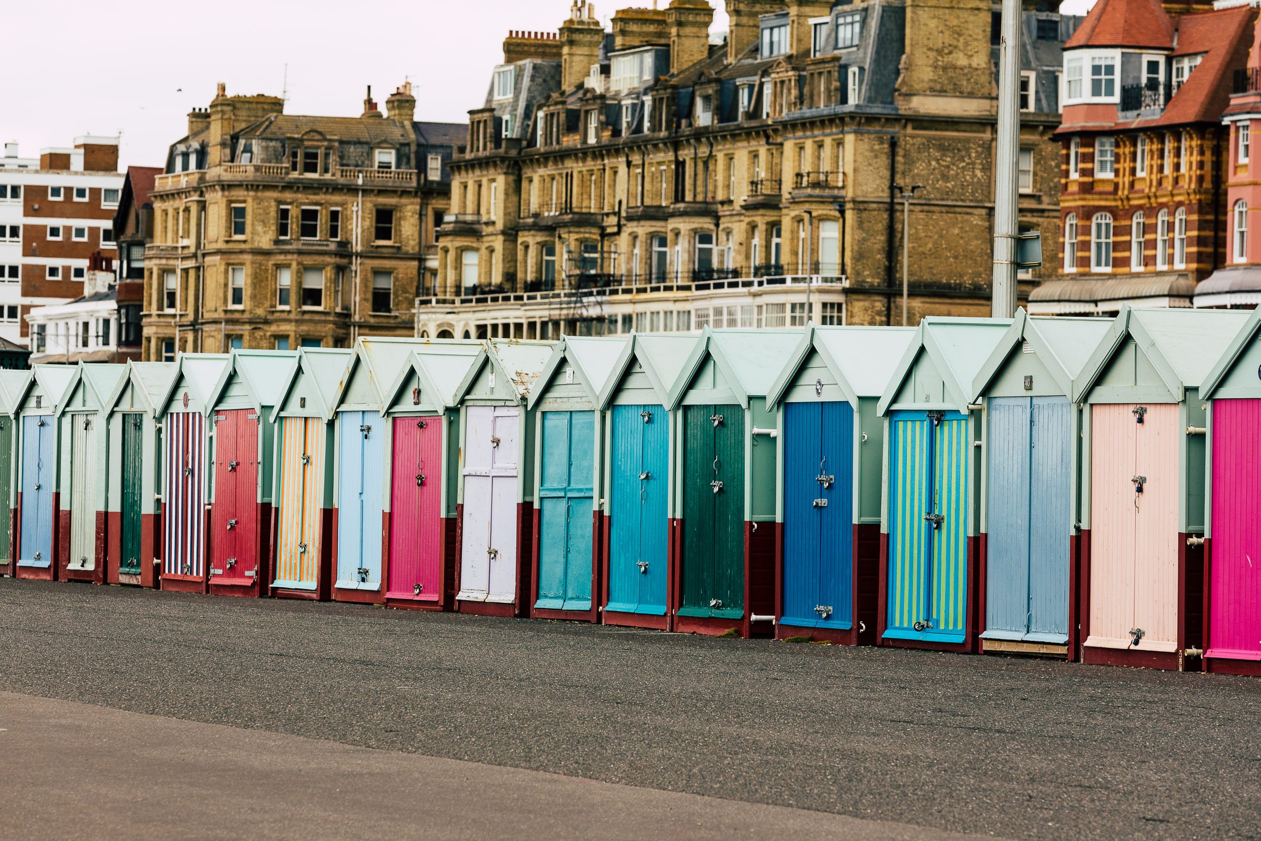 Bunte Reiseziele in England - die Beach Huts in Brighton