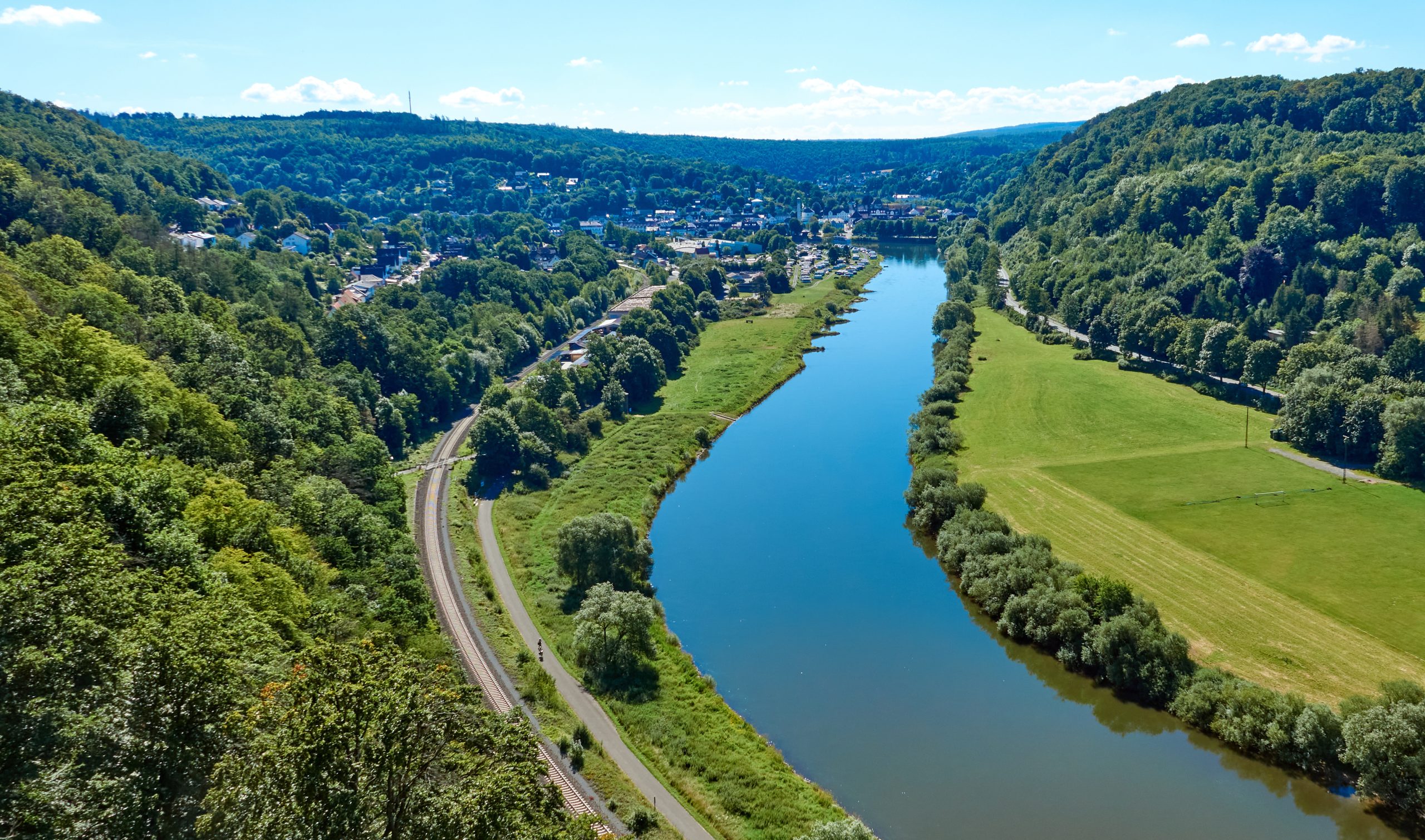 Blick auf die Weser in der Nähe von Beverungen Deutschland Weser-Radweg