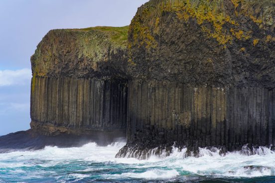 Fingal`s Cave auf der Isle of Staffa in Schottland