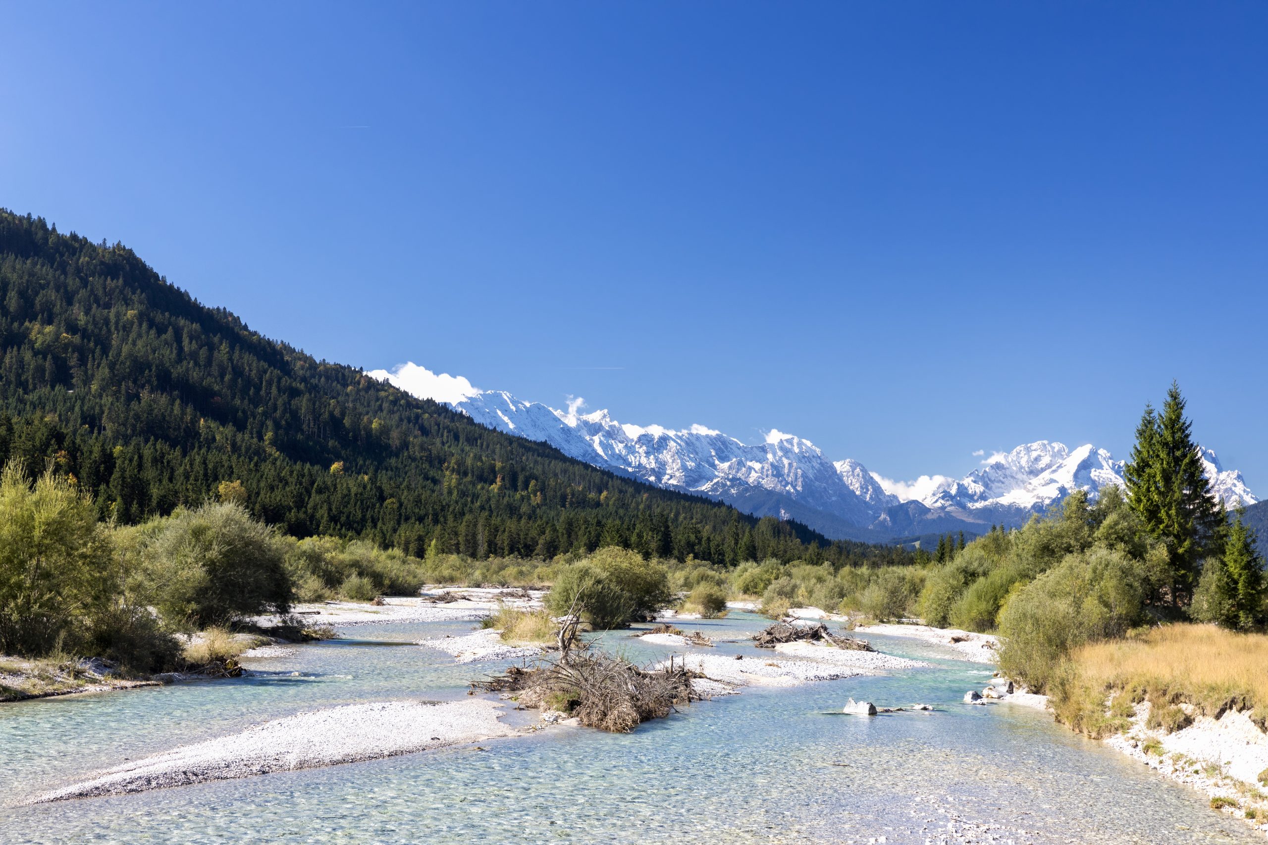 Naturcampingplatz Isarhorn - türkisgrüne Isar mit Ursprung im Karwendel-Gebirge
