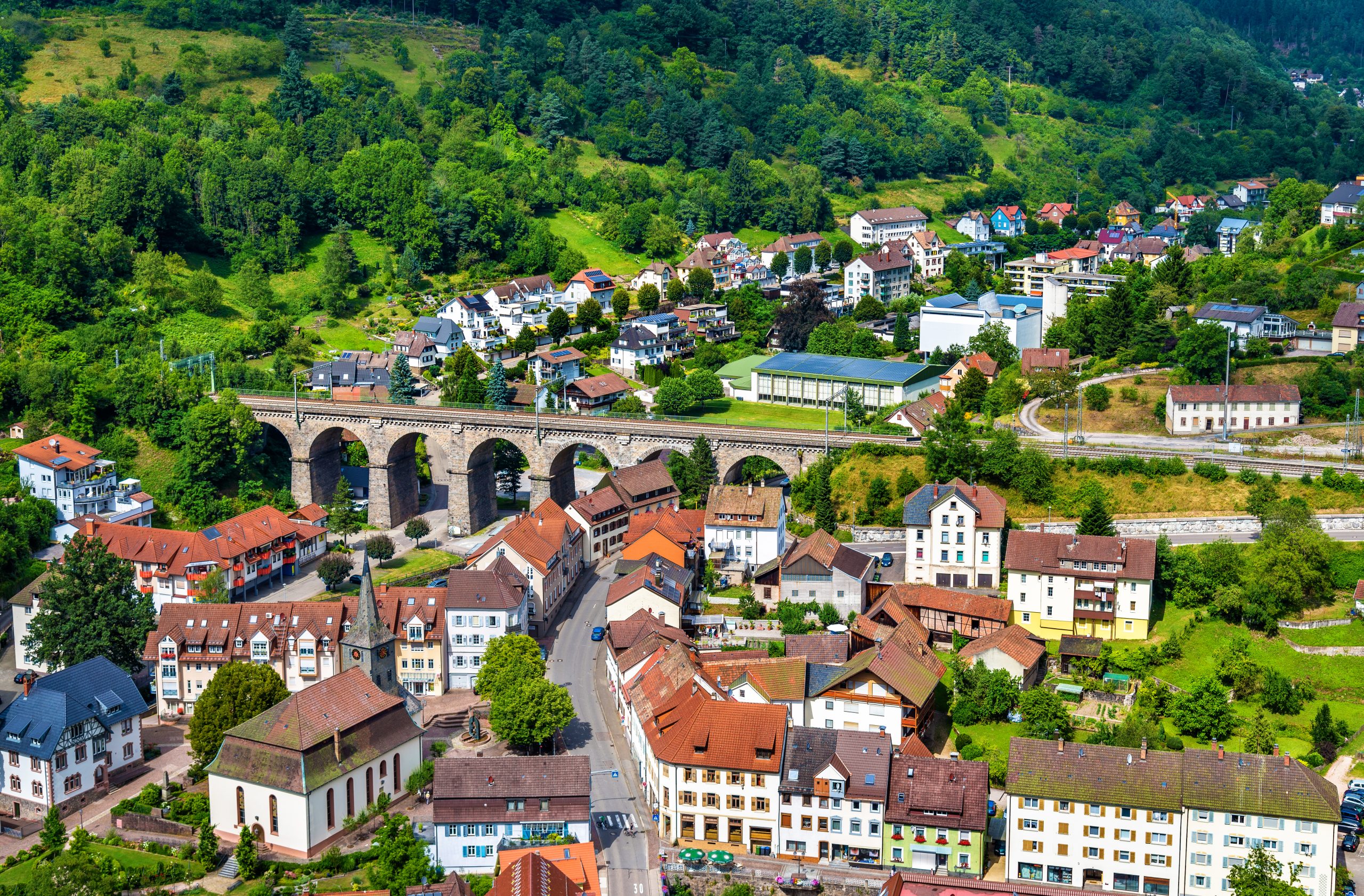 Zugstrecken Deutschland - Blick auf das Hornberger Eisenbahnviadukt im Schwarzwald