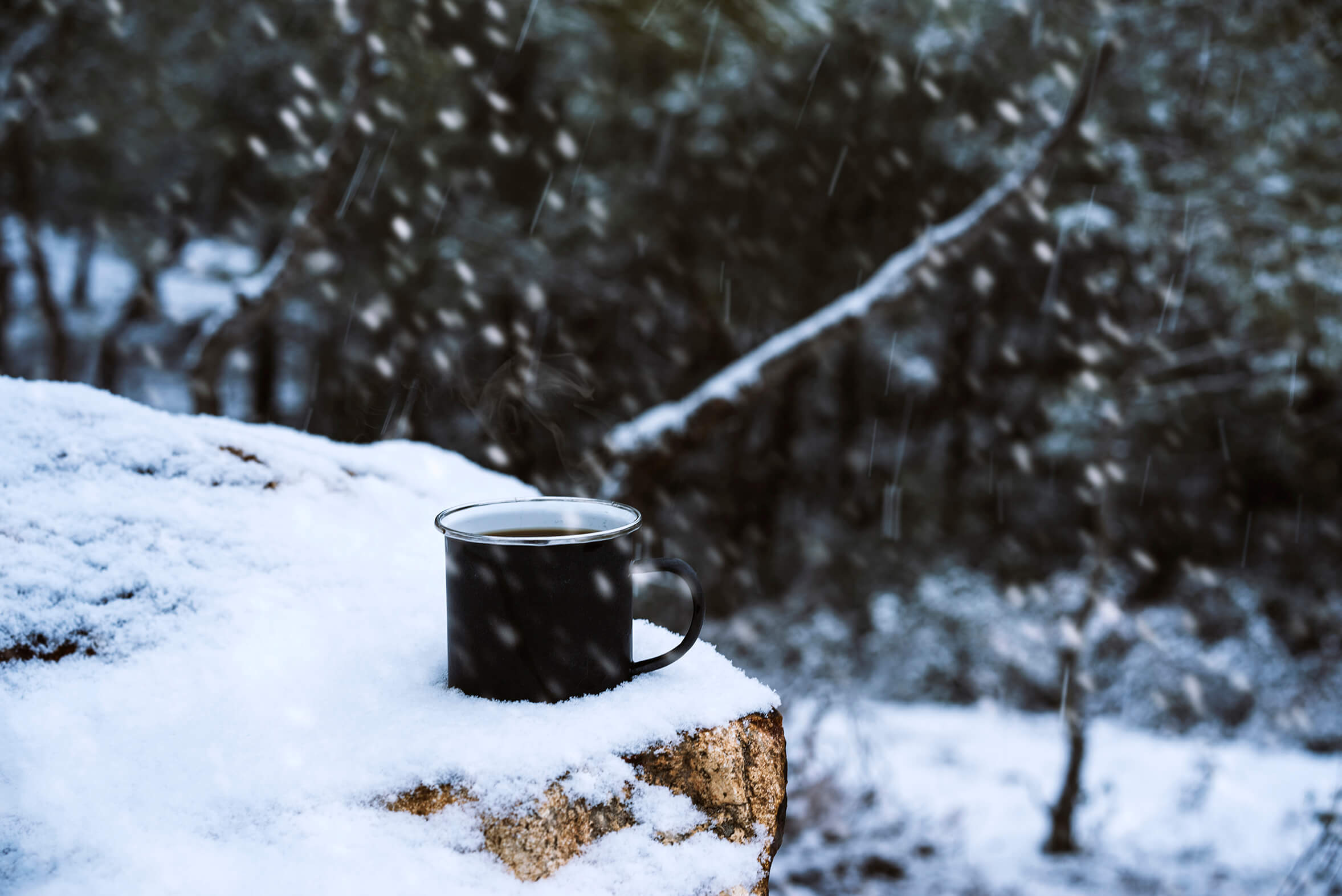 Camping im Winter - Tee oder Kaffee trinken im Schnee