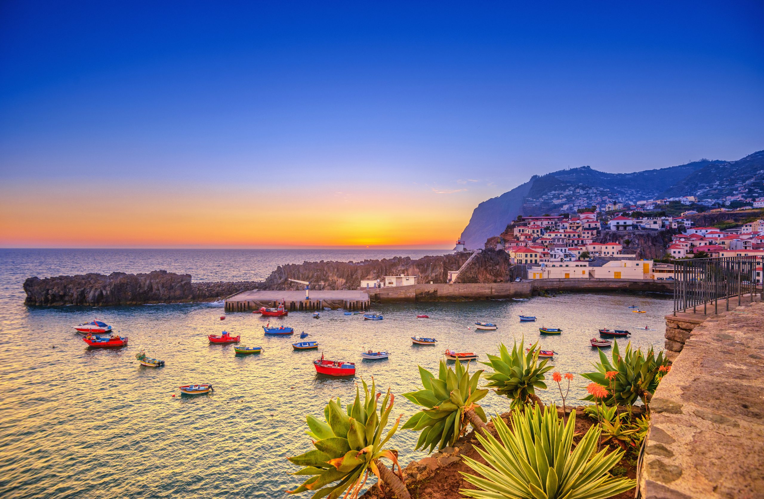 Madeira ist für Workation perfekt geeignet - Sonnenuntergang im Fischerdorf Camara de Lobos 