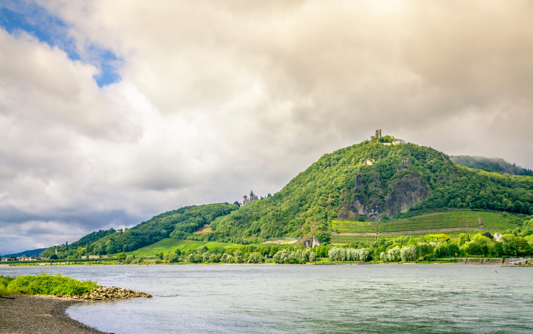 Blick auf den Rhein 
und die Drachenfels-Ruine - mit Kindern wandern 