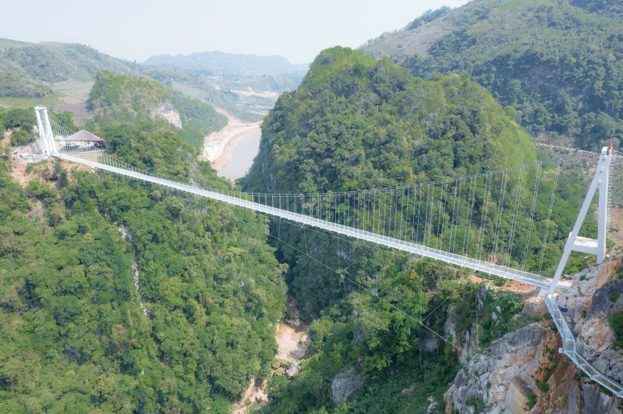 Hängebrücken Bach-Long-Glasbrücke in Vietnam